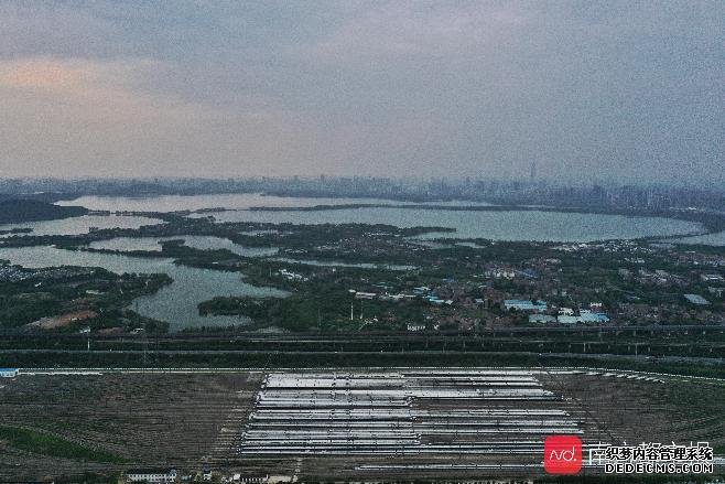 航拍：武汉数百列动车组“箭在弦上”，蓄势待发