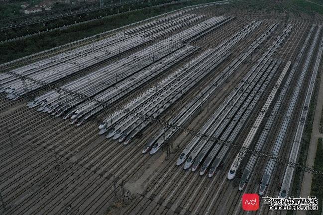 航拍：武汉数百列动车组“箭在弦上”，蓄势待发