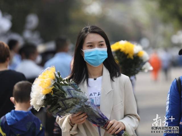 数万人清明送别西昌市经久乡森林火灾牺牲勇士