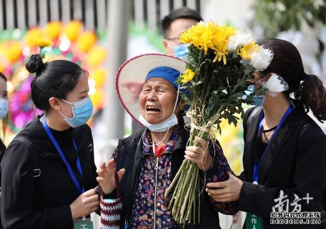 数万人清明送别西昌市经久乡森林火灾牺牲勇士