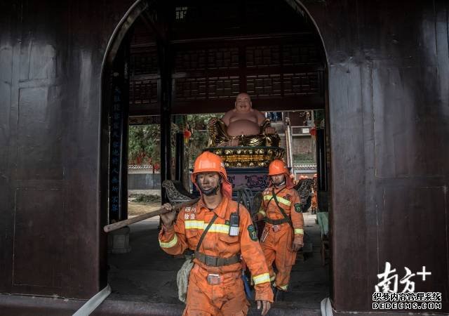 数万人清明送别西昌市经久乡森林火灾牺牲勇士